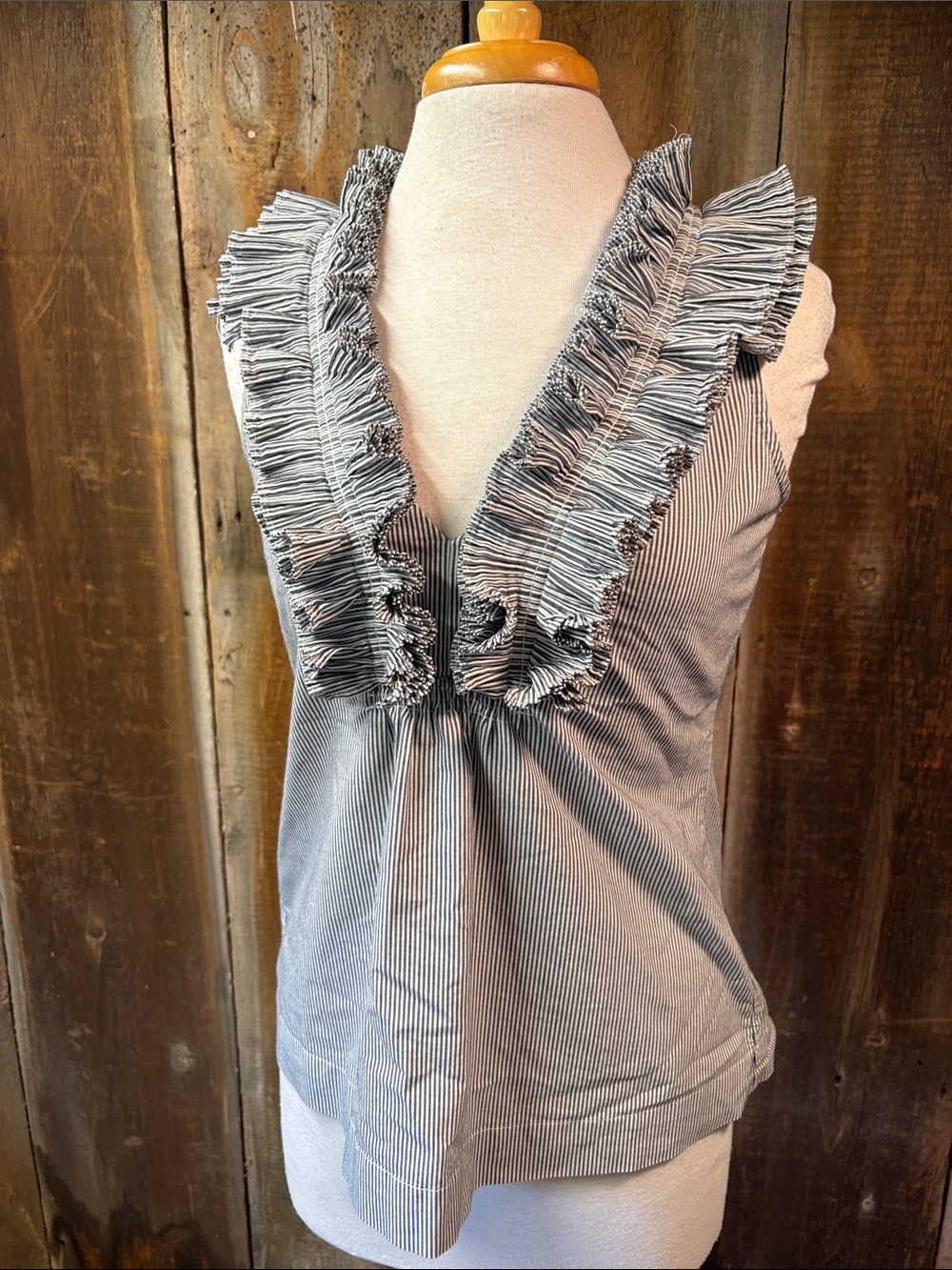 Gracia Pinstripe Ruffles V-Neck Sleeveless Top Size Small Blouse $105 Retail